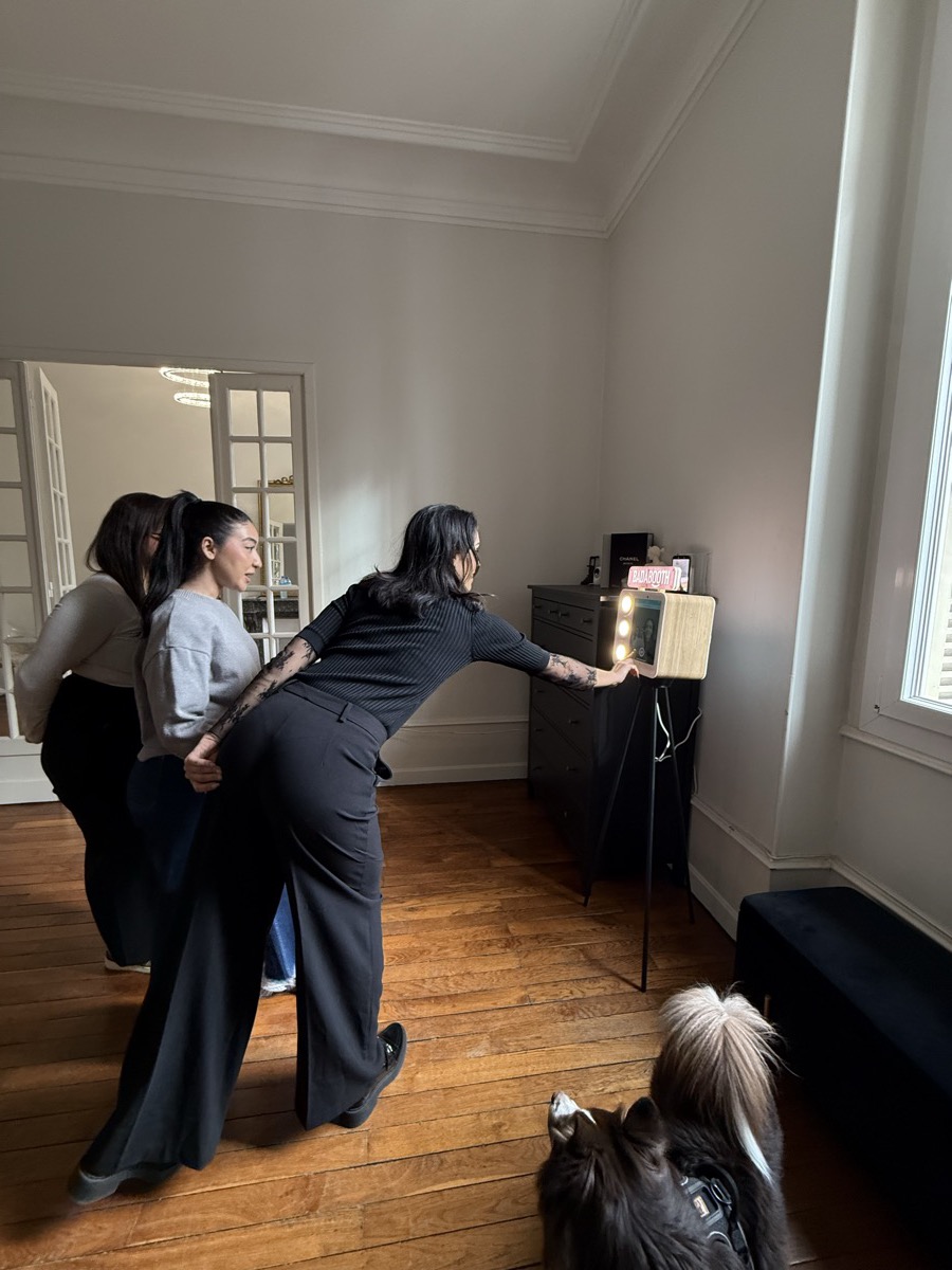 Les 15 meilleures poses pour des photos de photobooth réussies (Guide 2026)