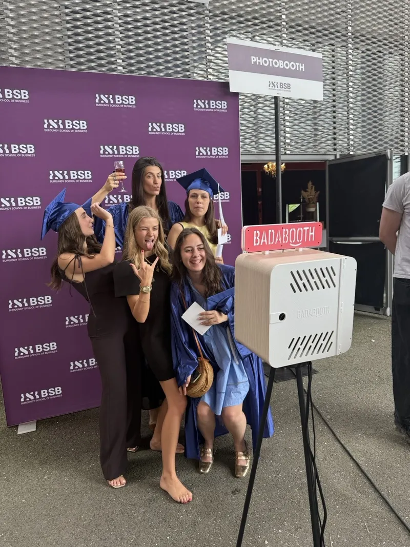 Groupe d'invités au photobooth Badabooth